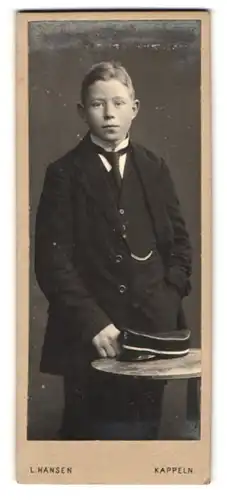Fotografie L. Hansen, Kappeln, Portrait junger Student im Anzug mit Schirmmütze