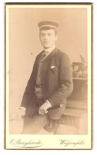 Fotografie E. Burghardt, Weissenfels, Portrait junger Student im Anzug mit Tellermütze und Flanierstock