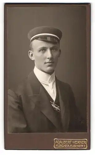 Fotografie Adlabert Werner, München, Elisenstr. 7, Portrait Student Hans Votsch im Anzug mit Couleur und Schirmmütze