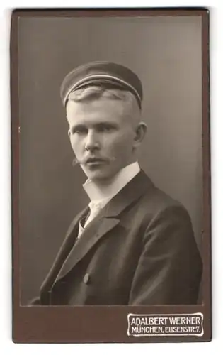 Fotografie Adalbert Werner, München, Elisenstr. 7, Portrait Student Erwin Lindner mit Schirmmütze und Moustache, 1909