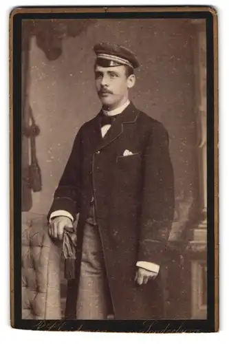 Fotografie P. Christensen, Sonderburg, Gr. Str. 31, Portrait Student im Anzug mit Schirmmütze