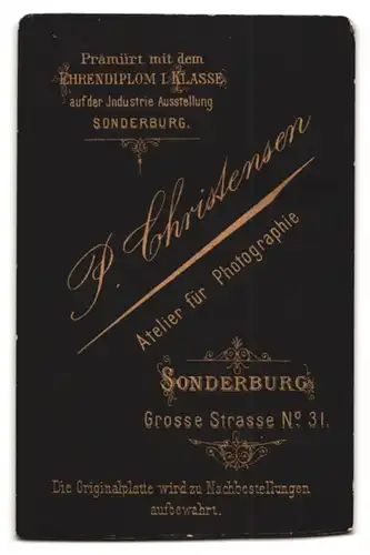 Fotografie P. Christensen, Sonderburg, Gr. Str. 31, Portrait Student im Anzug mit Schirmmütze