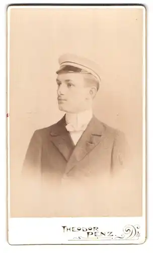 Fotografie Theodor Penz, Berlin, Kantstr. 156, Portrait junger Student im Anzug mit Schirmmütze
