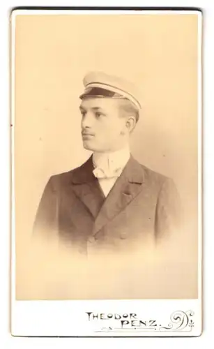 Fotografie Theodor Penz, Berlin, Kantstr. 156, Portrait Student im Anzug mit Moustache und Schirmmütze