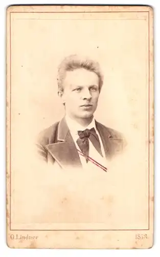 Fotografie O. Lindner, Berlin, Prinzen-Str. 71, Portrait Student im Anzug mit Couleur und Fliege