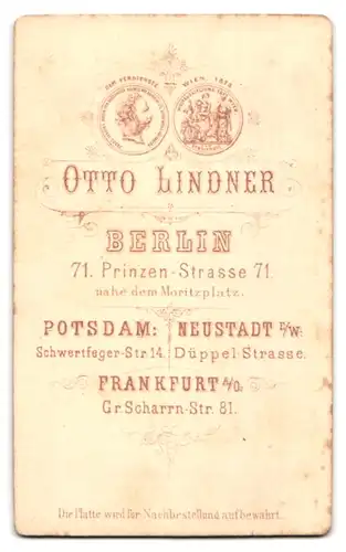 Fotografie O. Lindner, Berlin, Prinzen-Str. 71, Portrait Student im Anzug mit Couleur und Fliege