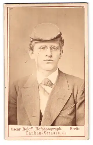 Fotografie Oscar Roloff, Berlin, Tauben-Str. 20, Portrait Student im Anzug mit Stürmer