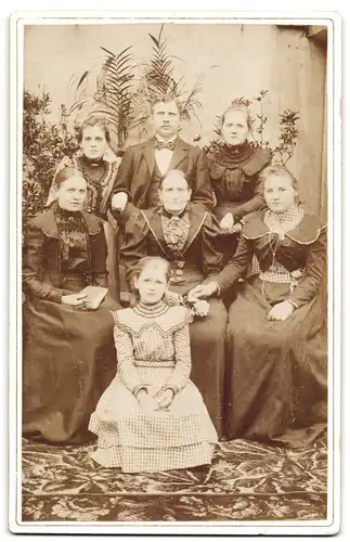 Fotografie unbekannter Fotograf und Ort, Portrait drei Generationen, Grossmutter und Elter mit Töchtern, Mutterglück