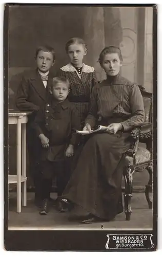 Fotografie Samson & Co., Wiesbaden, gr. Burgstr. 10, Portrait Mutter mit drei Kindern im Atelier