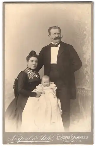 Fotografie Neupert & Stahl, St. Johann, Bahnhofstr. 71, Mutter und Vater mit ihrem Kinde im Atelier, Mutterglück
