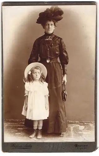 Fotografie Berliner Atelier, Erfurt, Anger 21, Portrait Mutter im Biedermeierkleid mit Tochter im weissen Kleid