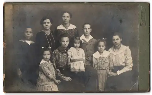 Fotografie W. Hannemann, Potsdam, Portrait Mutter mit 8 Kindern im Atelier, Mutterglück