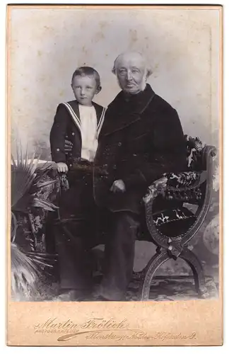 Fotografie Martin Fröhlich, Flensburg, Norder Hofenden 9, Portrait Grossvater mit Enkelsohn im Matrosenanzug, Mutterglück