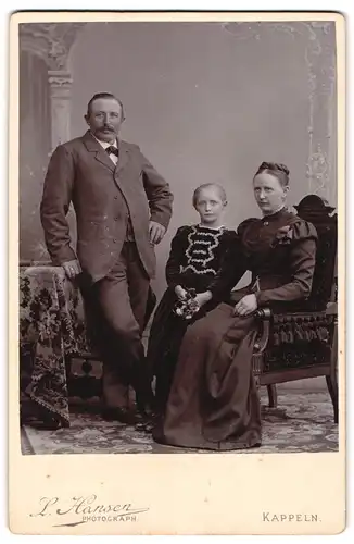 Fotografie L. Hansen, Kappeln, Portrait Mutter und Vater mit blonder Tochter im Atelier, Mutterglück