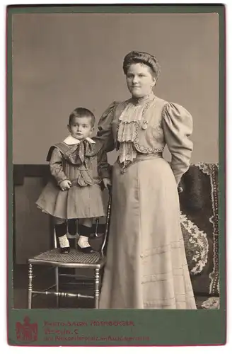 Fotografie Rothenberger, Berlin, Am Alexanderplatz, Portrait Mutter im Biedermeierkleid mit Tochter im gestreiften Kleid