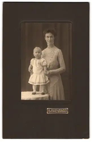 Fotografie H. Kuhlmann, Bochum i. W., Bahnhofstr. 18, Portrait Mutter präsentiert stolz ihre Tochter im Kleidchen