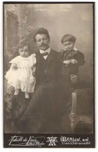 Fotografie Achill de Veer, Berlin, Friedrichstr. 247, Vater zeigt stolz seine zwei Kindern im Atelier, Mutterglück