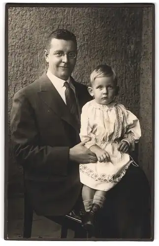 Fotografie unbekannter Fotograf und Ort, Portrait Dr. Bernhard Kramer mit seinem Sohn Hellmut auf dem Schoss, 1931