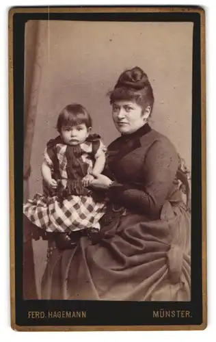 Fotografie Ferd. Hagemann, Münster, Portrait Mutter mit ihrer Tochter in Biedermeierkleidern, Mutterglück