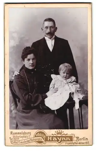 Fotografie Adolf Haynn, Berlin, Frankfurter-Allee 197, Portrait Mutter und Vater mit ihrer kleinen Tochter, Mutterglück