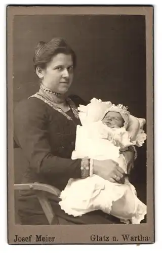 Fotografie Josef Meier, Glatz, Portrait junge Mutter mit ihren neugeborenem 3 Wochen altem Kind im Arm, Mutterglück