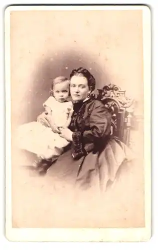 Fotografie Emiul Kalen, Hamburg, Portrait Mutter mit ihren Sohn Karl Tietjens im Atelier, Mutterglück