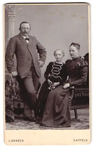 Fotografie L. Hansen, Kappeln, Portrait Mutter und Vater mit ihrer niedlichen Tochter im Samtkleid, Mutterglück