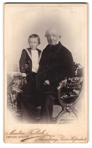 Fotografie Martin Fröhlich, Flensburg, Norder Hofenden 9, Portrait Grossvater mit seinem Enkel im Matrosenanzug
