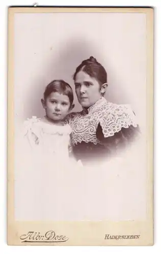 Fotografie Albr. Dose, Hadersleben, Bischofstr., Portrait Mutter im Kleid mit ihrem Kind im Atelier, Mutterglück