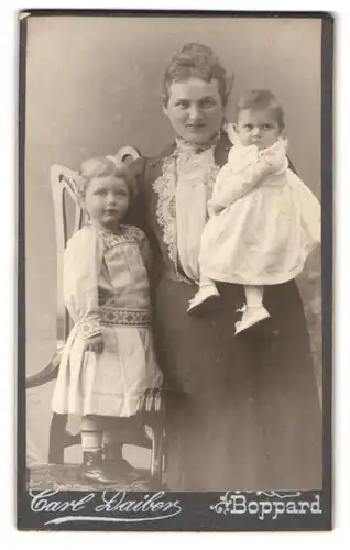 Fotografie Carl Daibor, Boppard, Portrait Mutter Anna mit ihren Töchtern Hildegard und Elfriede Tillmans, Mutterglück