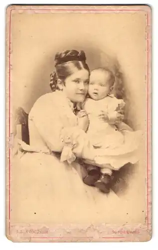 Fotografie J. L. Stöckler, Sonderburg, grosse Rathhausstr. 6, junge Mutter mit ihrem Sohn im Atelier, Mutterglück