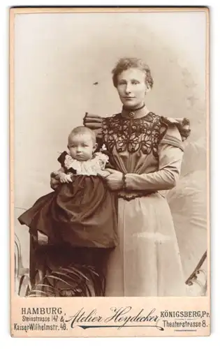Fotografie Atelier Heydecker, Hamburg, Portrait junge Frau im Biedermeierkleid mit ihrem Kind im Atelier, Mutterglück