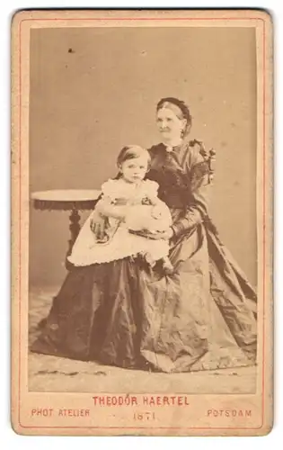 Fotografie Theodor Haertel, Potsdam, Charlotten-Str. 25, Portrait Grossmutter mit ihrer Enkeltochter auf dem Schoss
