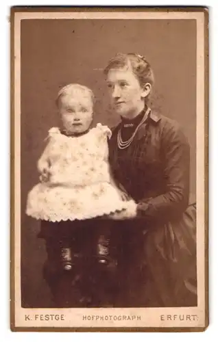 Fotografie K. Festge, Erfurt, Anger 51, Portrait junge Mutter im Biedermeierkleid mit Tochter im weissen Kleidchen