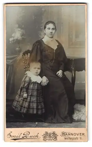 Fotografie Emil Buch, Hannover, Welfenplatz 11, Mutter im dunklen Kleid mit Kind im karierten Kleid, Mutterglück