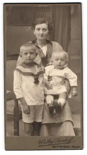 Fotografie Willy Gerloff, Wittstock, Gröpervorstadt 21, Portrait Mutter mit zwei Kindern im Atelier, Mutterglück