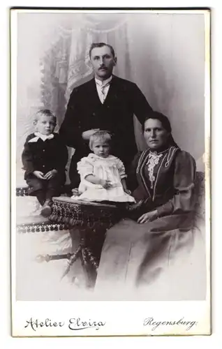 Fotografie Atelier Elvira, Regensburg, Gesandtenstr. 92, Portrait Mutter und Vater mit zwei niedlichen Kindern