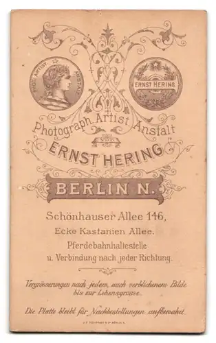 Fotografie E. Hering, Berlin, Schönhauser Allee 146, Portrait stolze Mutter präsentiert ihre Tochter im Pünktchenkleid