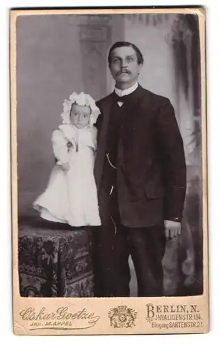 Fotografie Oskar Goetze, Berlin, Invalidenstr. 134, Portrait stolzer Vater mit seiner kleinen Tochter im Kleidchen
