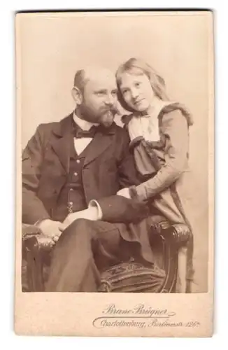 Fotografie Bruno Brügner, Berlin, Berlinerstr. 126, Portrait Vater im Anzug mit seiner blonden Tochter im Kleid