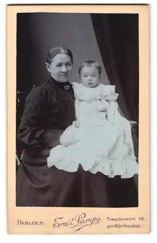 Fotografie Emil Lampe, Berlin, Tresckowstr. 18, Portrait Grossmutter mit Enkeltochter auf dem Schoss, Mutterglück