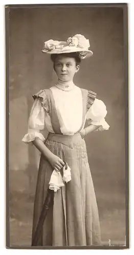 Fotografie unbekannter Fotograf und Ort, Portrait attraktive junge Dame im karierten Kleid mit weisser Bluse und Hut