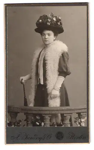 Fotografie A. Jandorf & Co., Berlin, Portrait junge Frau im Kleid mit Federboa udn Blumenhut