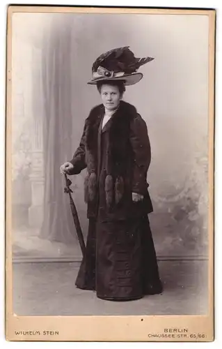 Fotografie Wilhelm Stein, Berlin, Chausseestr. 65-66, Portrait Frau Emma Pahl, im Kleid mit Pelzstola und breitem Hut
