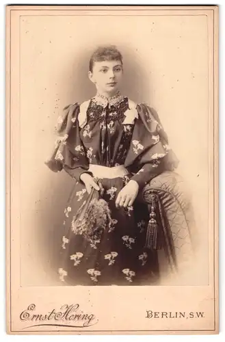 Fotografie Ernst Hering, Berlin, Zimmerstr. 55, Portrait hübsche junge Frau im Blümchenkleid mit Fächer
