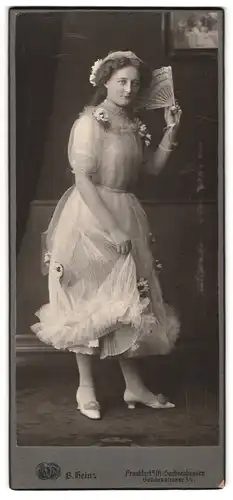 Fotografie B. Heinz, Frankfurt a. M., Brückenstr. 54, Portrait junge Dame im Tüllkleid mit Fächer und weissen Schuhen