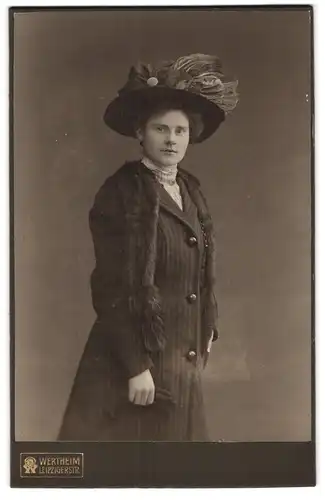 Fotografie Wertheim, Berlin, Leipzigerstr., Portrait Dame im gestreiften Mantel mit Pelzstola und Felderhut