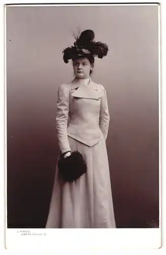 Fotografie J. Maass, Lübeck, Breitestr. 37, Portrait Cornelia Grisebach im hellen Kleid mit Muff und Federhut