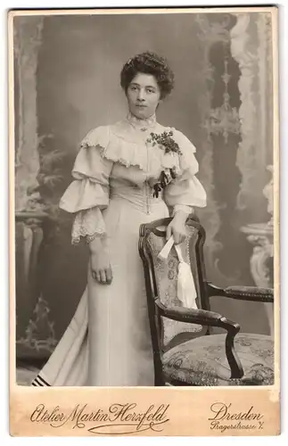 Fotografie Martin Herzfeld, Dresden, Pragerstr. 7, Portrait junge Dame im Spitzenkleid mit Locken