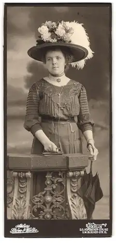 Fotografie Strom & Walter, Berlin, Köpenicker-Str. 102, Portrait hübsche junge Frau im Jugendstilkleid mit Federhut